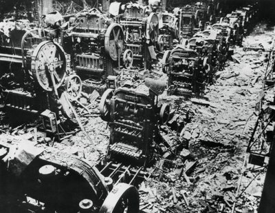 Bombskador på en Renaultfabrik, Sevres, Paris, 4 april 1943 av Unbekannt