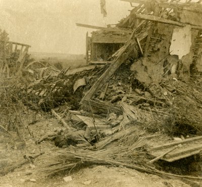 Utbombad byggnad, kropp av död soldat i förgrunden, 1916 av Unbekannt