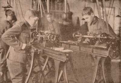 Boys of Bradfield College som tillverkar skaldelar, Berkshire, c1916 1928 av Unbekannt