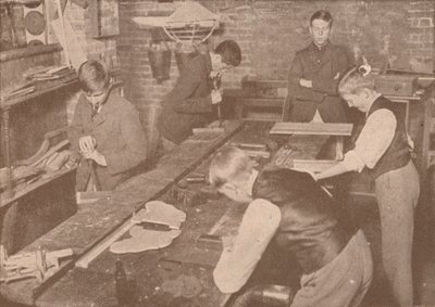 Boys of Harrow School tillverkar skenor, kryckor och andra artiklar för sårade, c1916 1928 av Unbekannt