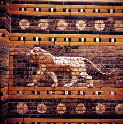 Tegelrelief av ett lejon på den heliga vägens väggar som leder till Ishtarporten, Babylon, c580 f.Kr. av Unbekannt