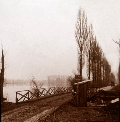 Bro över floden Ailette, norra Frankrike, c1918 av Unbekannt