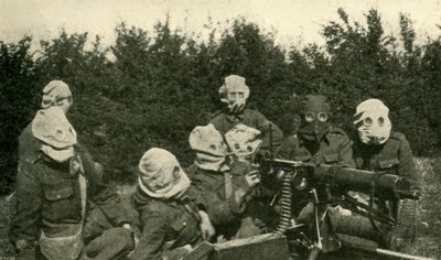 ...brittisk maskingevärssektion med antigasmasker, första världskriget, 1914-1918, c1920. av Unbekannt