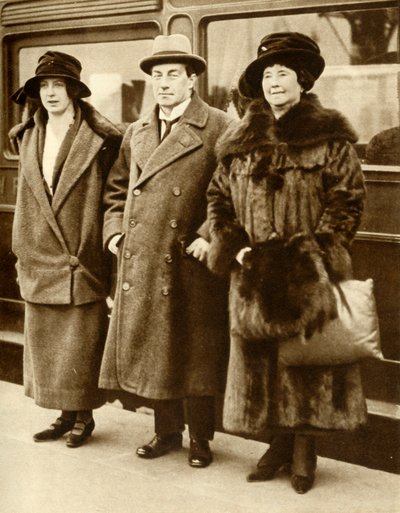 Storbritanniens premiärminister Stanley Baldwin med sin fru och dotter, London, 27 januari 1923, 1935. av Unbekannt