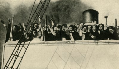 Brittiska Röda korssjuksköterskor på väg till fronten, första världskriget, 1914, c1920. av Unbekannt
