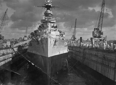 Brittiskt slagskepp HMS Malaya i en flytdocka, Malta, c1937 av Unbekannt