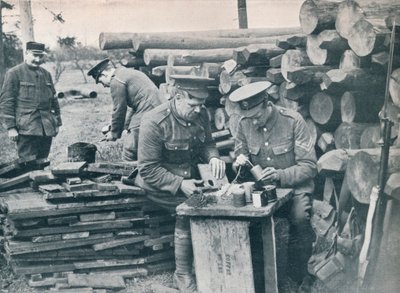 Brittiska ingenjörer med expeditionsstyrkan tillverkar handgranater av tobaksburkar, c1914 av Unbekannt
