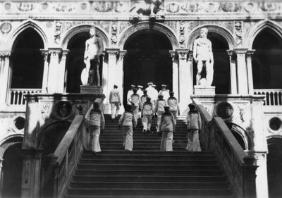 Brittiska sjömän besöker Dogespalatset, Venedig, Italien, 1938 av Unbekannt