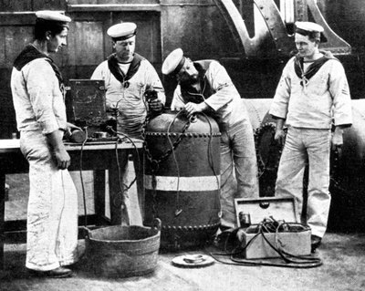 Brittiska sjömän kopplar en gruva, första världskriget, 1914 av Unbekannt