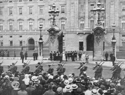 Brittiska soldater marscherar förbi Buckingham Palace, London, augusti 1914 av Unbekannt