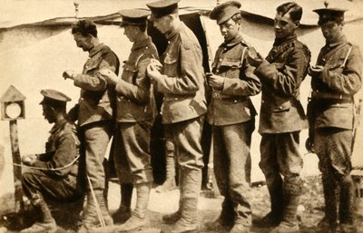Brittiska soldater synkroniserar sina klockor vid frontlinjen, första världskriget, 1914-1918, 1933. av Unbekannt