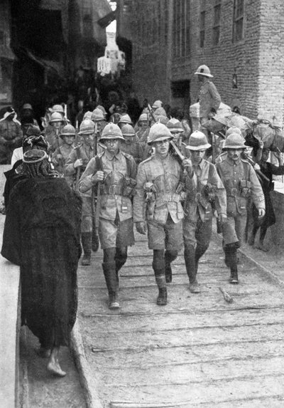 Brittiska trupper på väg till Bagdad, första världskriget, 1917, c1920 av Unbekannt
