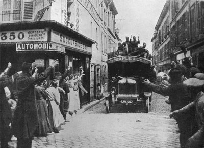Brittiska trupper får ett välkomnande när de anländer med en skåpbil till en fransk stad, 1915 av Unbekannt