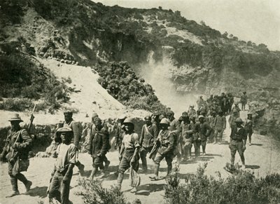 Brittiska trupper med turkiska fångar, första världskriget, 1915, c1920. av Unbekannt