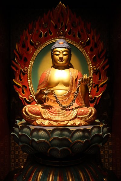 Buddha Tooth Relic Temple i Chinatown. Buddhastaty, 20160818, Singapore, Singapore av Unbekannt