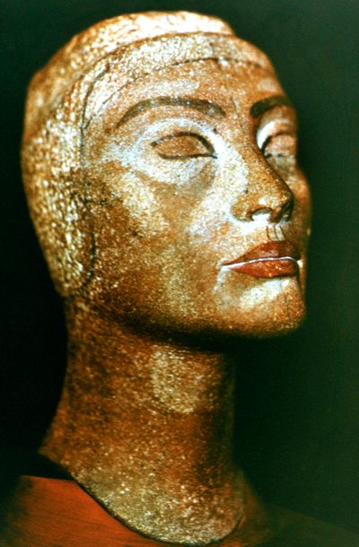 Byst av Nefertiti, drottning och hustru till den fornegyptiske farao Akhenaten Amenhotep IV av Unbekannt