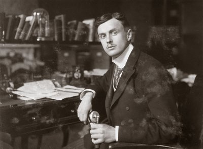 C S Rolls sitter vid sitt skrivbord, c 1902 av Unbekannt