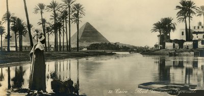 Kairo - Översvämningstid nära pyramiderna, c1918-c1939. av Unbekannt