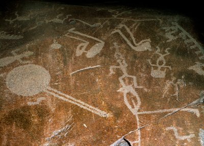 Snidade Petroglyph Människor, rådjur, älgar, fåglar, stövlar och cirklar, 4:e-3:e årtusendet f.Kr. av Unbekannt