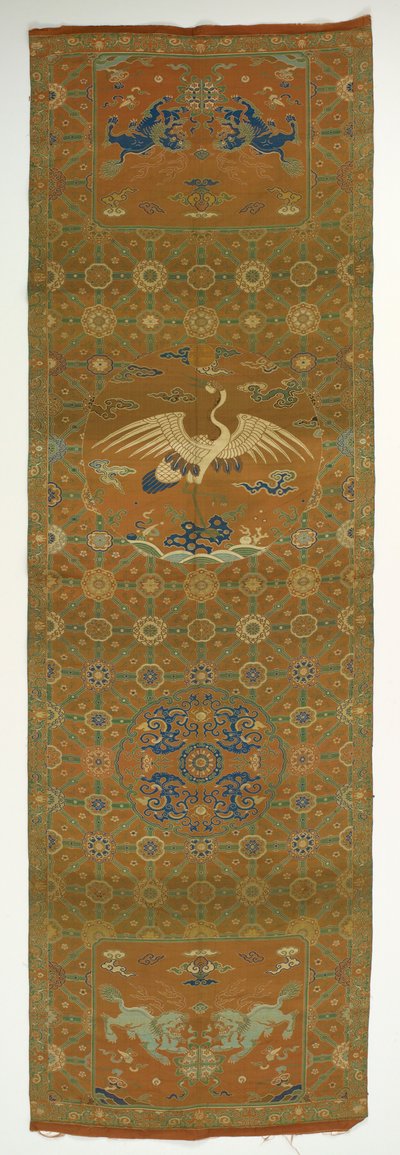 Stolsöverdrag med en kran, lejon, drakar, lyckosamma symboler och blommor..., Qingdynastin, 1700-tal. av Unbekannt