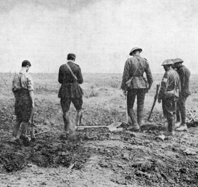 Kaplan som utför begravningsgudstjänst på fältet medan begravningsfesten visar respekt, c1916 av Unbekannt
