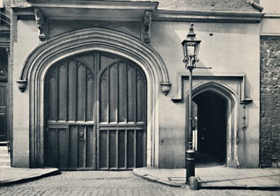 Charterhouse. Exteriör av Entrance Gateway, 1925 av Unbekannt