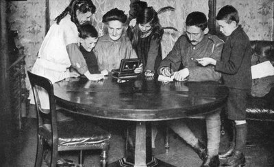 Barn som tömmer sina sparbössor för att investera i krigsobligationer, 1936 av Unbekannt