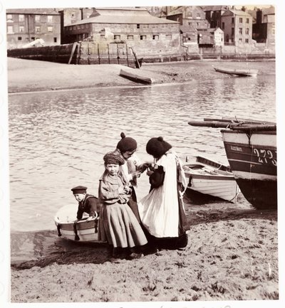 Barn som leker vid vattnet, Whitby Harbour, c 1905 av Unbekannt