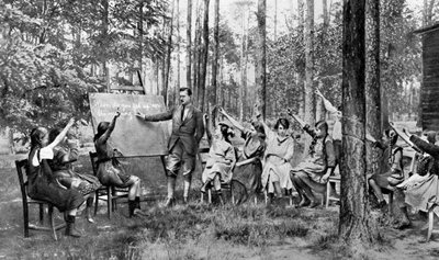 Barn som tar engelskalektioner i skogen Charlottenburg, Berlin, Tyskland, 1922 av Unbekannt