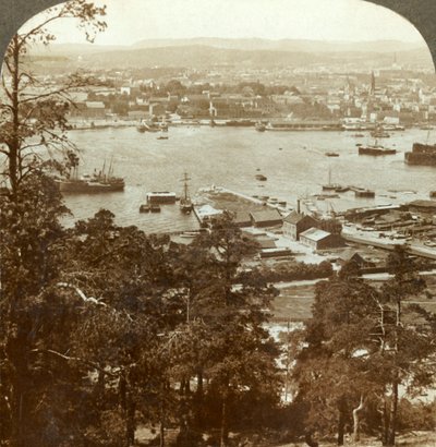 Christiania och hennes livliga hamn, N.W. från Ekebergs kungliga slott till höger, Norge, c1905. av Unbekannt