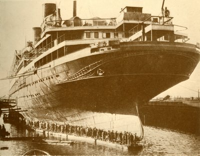 Rengöring av Hull of the Majestic i Dry Dock, c1930. av Unbekannt