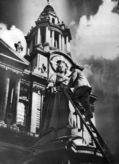 Rengöring av statyn av drottning Anne som en del av King George Vs silverjubileumsfirande, 1935 av Unbekannt