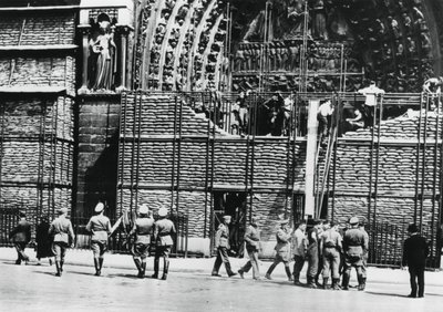 Rensning av sandsäcksskydd från fasaden på Notre Dame, tyskockuperade Paris, 1940 av Unbekannt