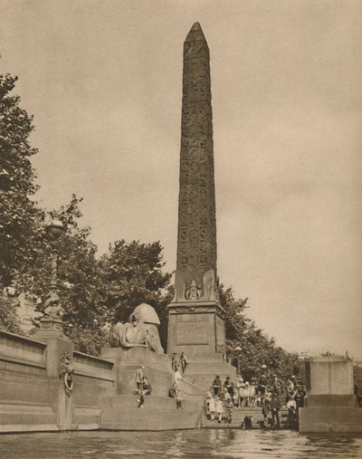Cleopatras nål huggen fjorton hundra år före Cleopatras födelse, c1935. av Unbekannt