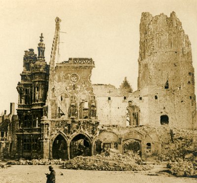 Klocktornet och Hotel de Ville, Arras, norra Frankrike, c1914-c1918 av Unbekannt