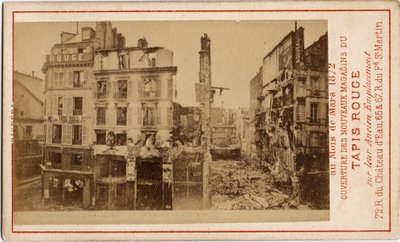 Commune de Paris (1871): öppnande av varuhusen i Carpet Rouge, ett reklamkort som visar byggnaden ett år innan, i ruiner under kommunen. Tryck på kartong Dim. 6,3x10 cm av Unbekannt