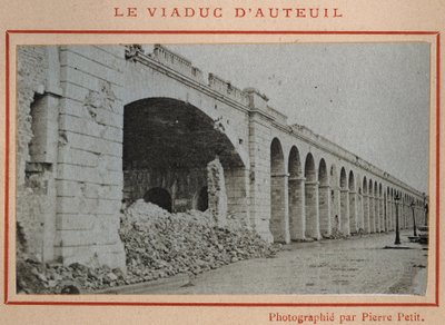 Commune de Paris (1871): utsikt över Auteuil-viadukten i Paris i maj 1871. Fotografi av Pierre Pepetit. Tryck på kartong, Dim. 9x5,4 cm av Unbekannt