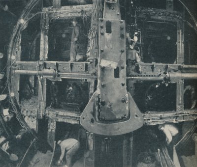 Sammansatt storhuvudsköld som förstör en barriär mellan två länder, c1935 av Unbekannt