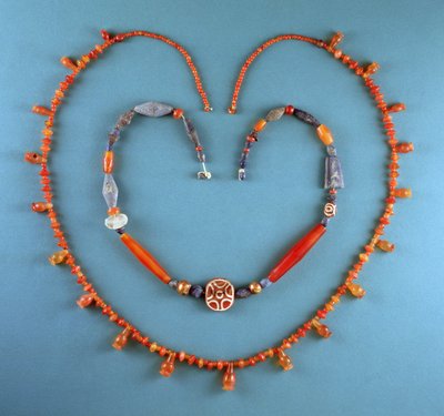 Cornelianhalsband från Tell Farah (Söder), Israel, c.1300 f.Kr.; Lapis Lazuli, hornhinnehalsband och etsat hornhinnehalsband från Kish, Irak, ca 2500 f.Kr. (ädelstenar) av Unbekannt