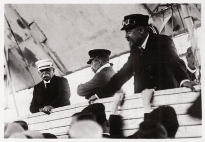 Greve Zeppelin och Dr Eckener i en Zeppelin-gondol, Schwaben, Tyskland, c1908-1917 1933 av Unbekannt