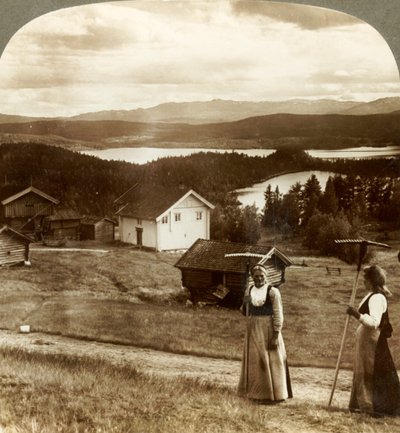 Lanttjejer i hötid - över sjöarna Bolkesjo och Folsjö till Himingenbergen, Norge, c1905. av Unbekannt