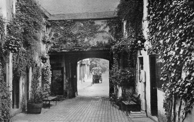 Courtyard of the Saracens Head inn, Southwell, Nottinghamshire, 1924-1926 av Unbekannt
