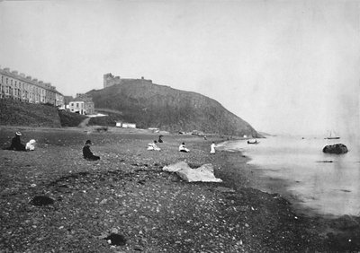 Criccieth - Utsikt över stranden och slottet, 1895 av Unbekannt