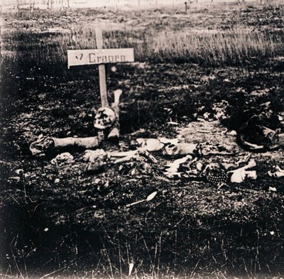 Kors och mänskliga kvarlevor, c1914-c1918 av Unbekannt