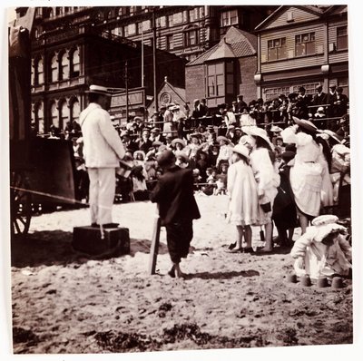 Folkmassa tittar på en strandunderhållare, c 1905 av Unbekannt