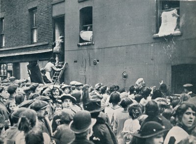 Folkmassa som tittar på plundringen av ett tyskt hus i Poplar, c1914 av Unbekannt