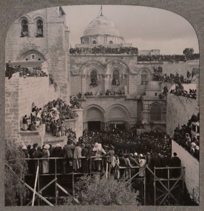 Folkmassor som fyller varje nisch i Holy Sepulcher Church, ca 1900 av Unbekannt