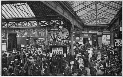 Folkmassor på Waterloo Station på väg till Ascot races, London, c1900 1901 av Unbekannt
