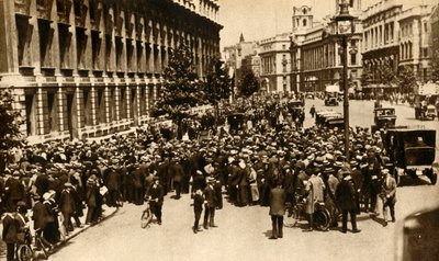 Folkmassor väntar utanför Downing Street i London på nyheter om...krig, juli 1914, 1933. av Unbekannt