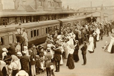 Folkmassor som viftade av trupper på väg för att slåss i första världen, kriget, Storbritannien, 1914, 1935. av Unbekannt